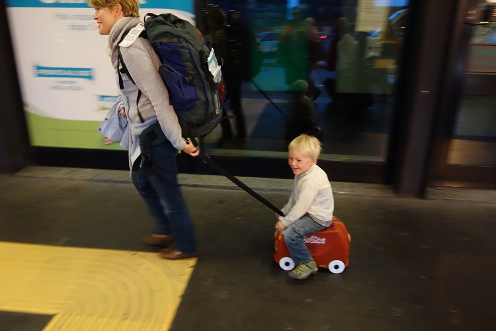 Valise pour enfant à roulettes ou à dos : laquelle acheter ?